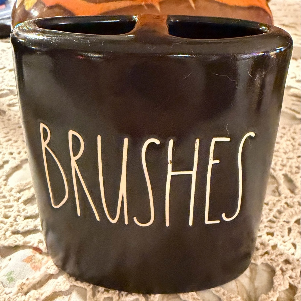 RAE DUNN BRUSHES Toothbrush/Make-Up Brush Holder